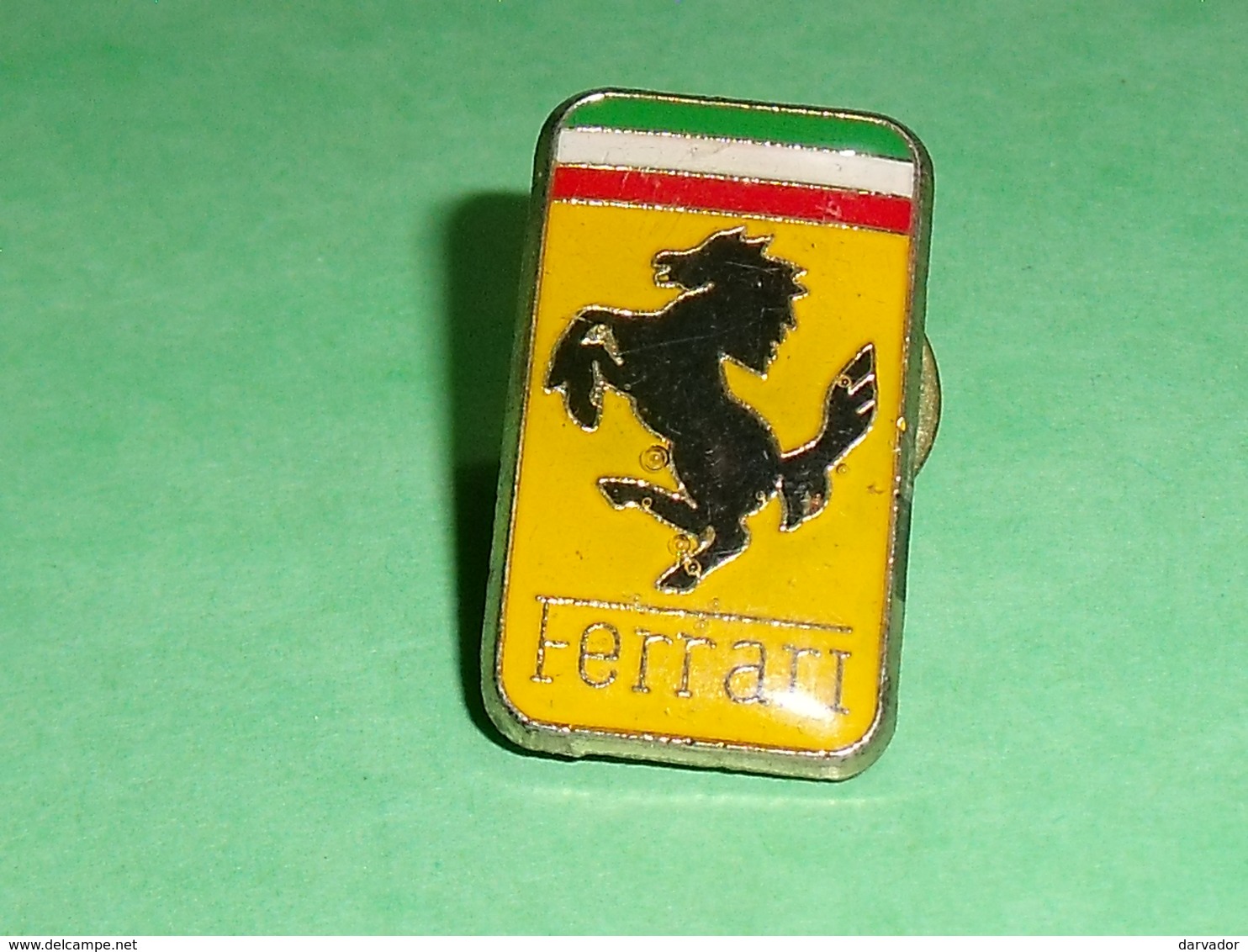 Pin's / Automobile  : Logo , Ferrari  TB2W - Ferrari