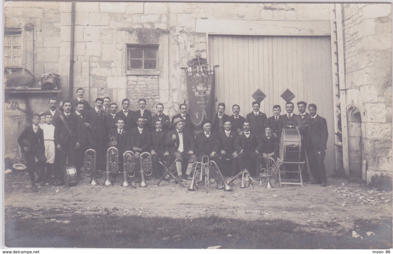 86 - CARTE PHOTO  - LE FANION DE LA FANFARE DE MONTS SUR GUESNE - MUSICIENS  MUSIQUE DE MONTS  (VIENNE) - - Monts Sur Guesnes