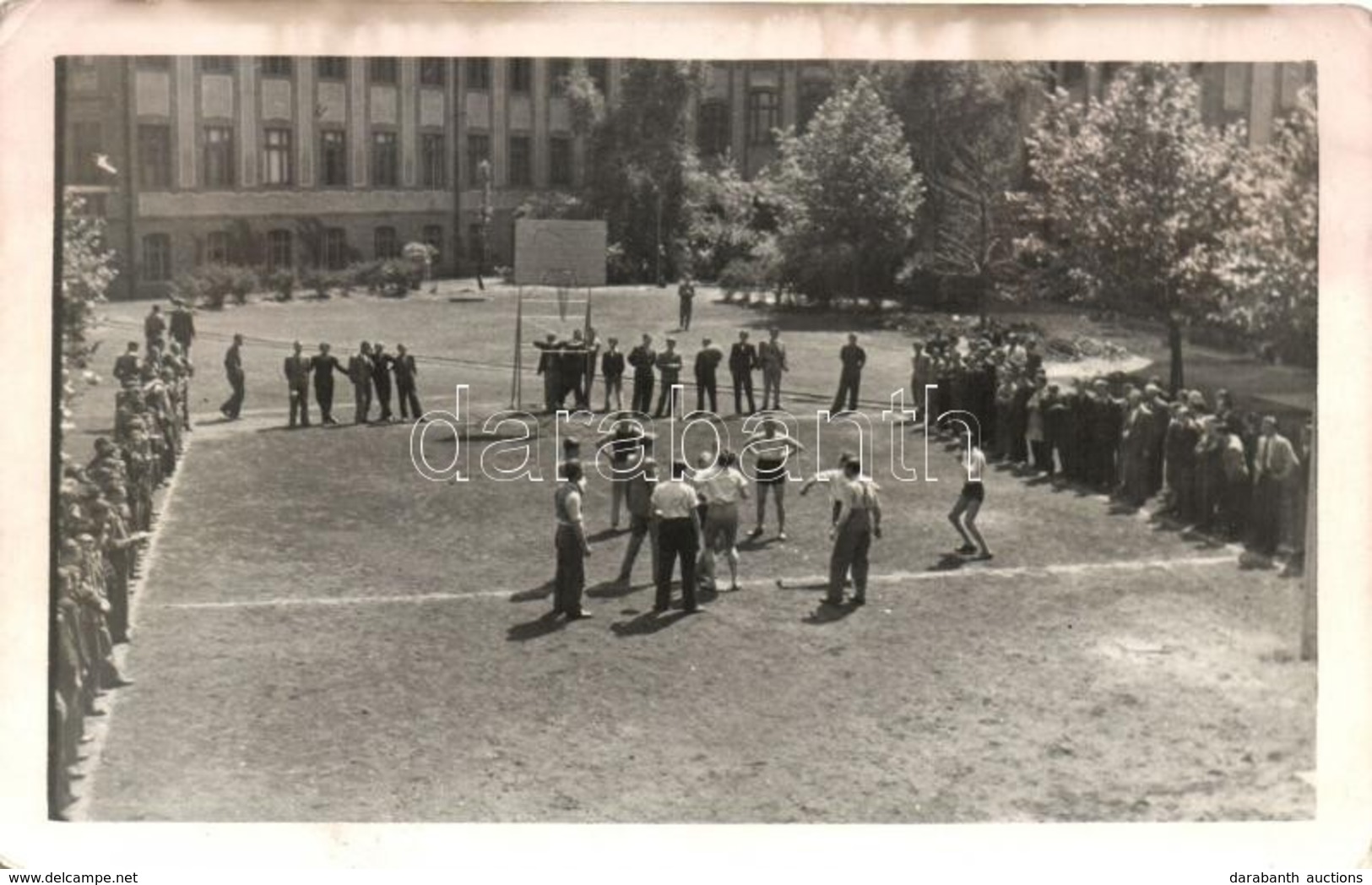 * 1943 Budapest (?) Azonosítatlan Szakiskola Ebéd Utáni Szünetben és Visegrádi Kiránduláson, 2 Db Fotó Képeslap / 2 Phot - Non Classés