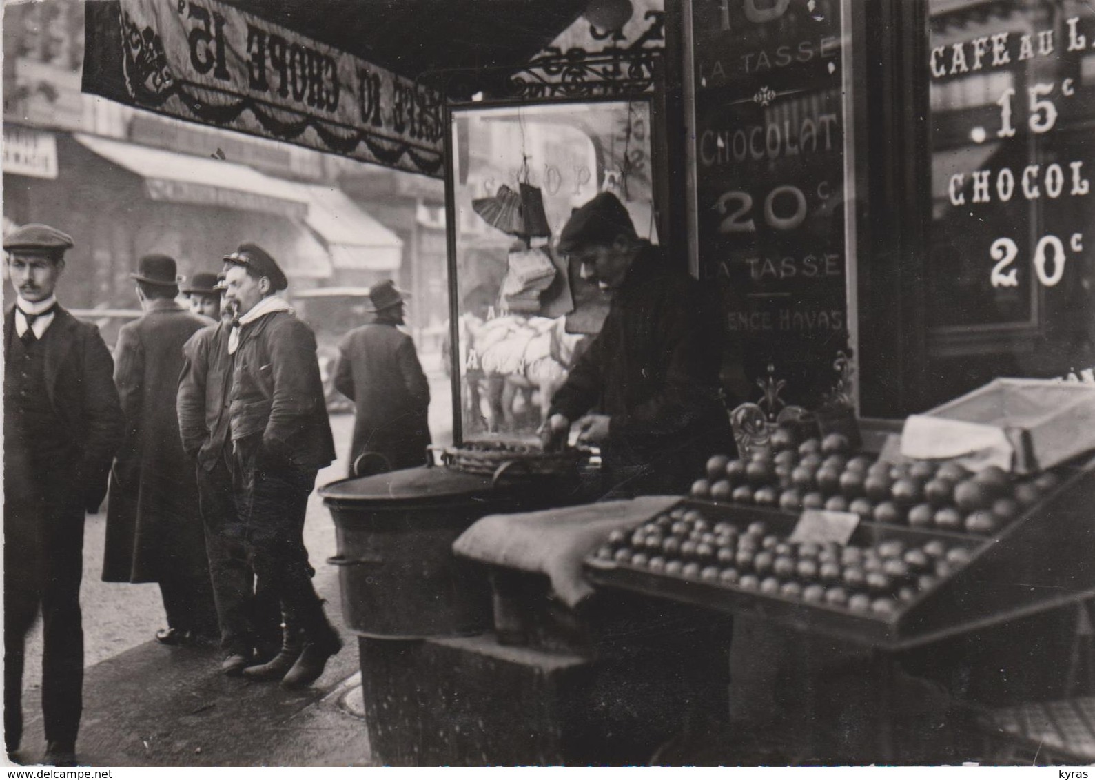 CPM 10X15  REPRODUCTION . PARIS 1900  ( Marchand De Marrons ) "Chauds Les Marrons! Chauds!" - Marchands