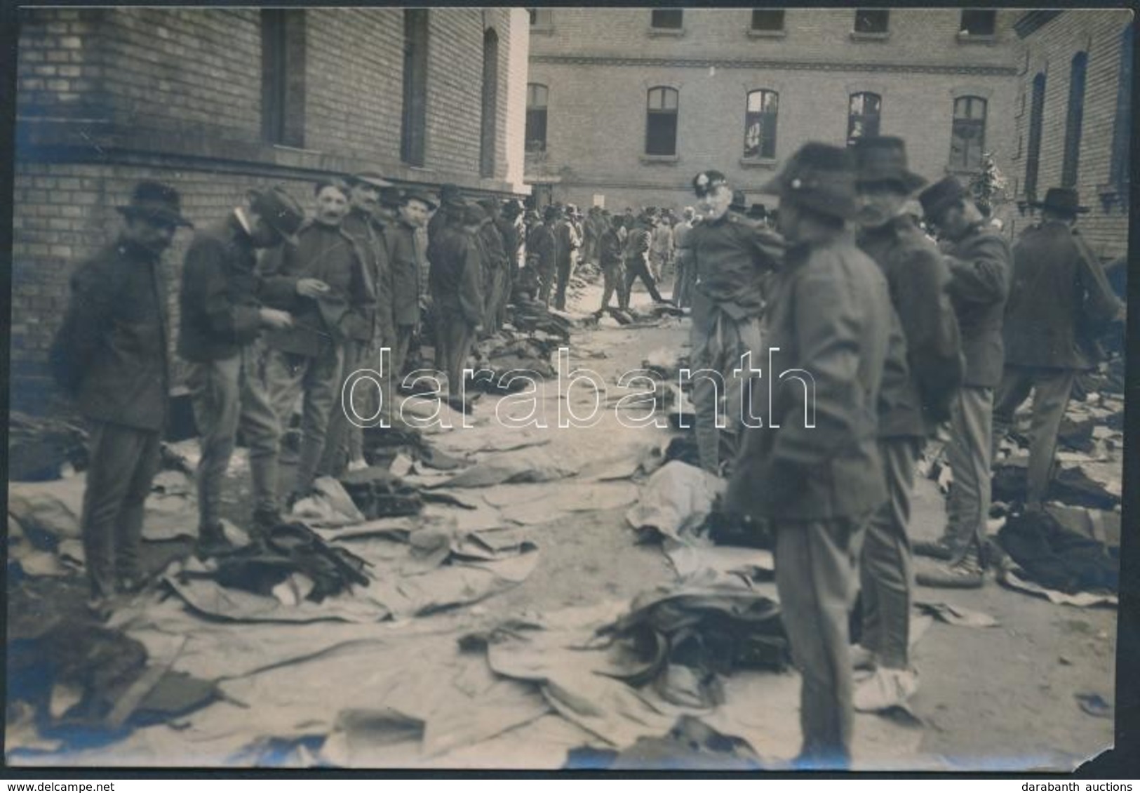 Cca 1914 A Háború. A Népfölkelők Ruhaosztáson, Korabeli Fotó. Verzón Feliratozva, Kis Sarokhiánnyal, 11x16cm - Altri & Non Classificati