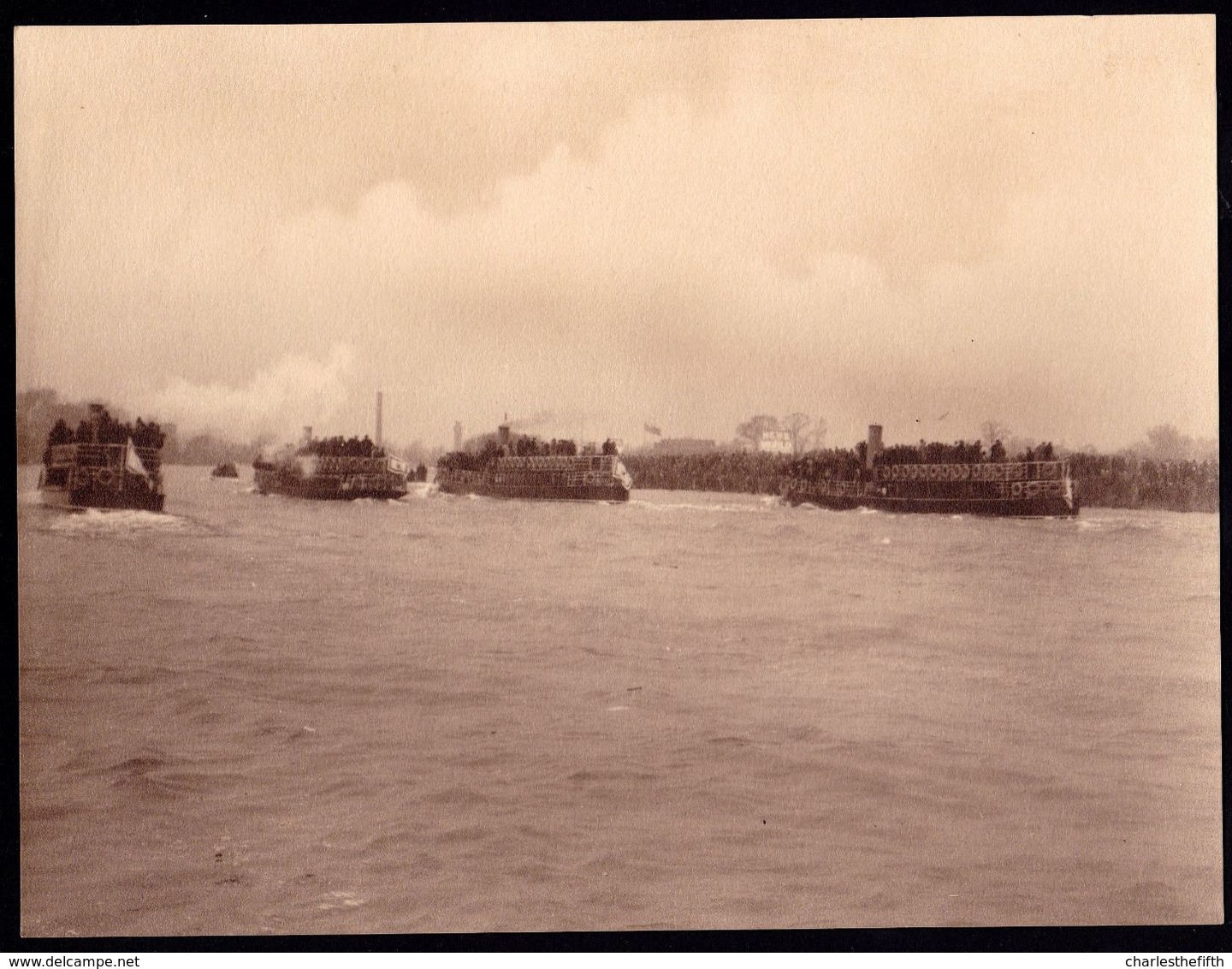 RARE LARGE PHOTO - THE OXFORD / CAMBRIDGE UNIVERSITY BOAT RACE IN 1926 - 21 X 16CM - THE STEAMERS IN FRONT OF ROWERS ! - Rowing