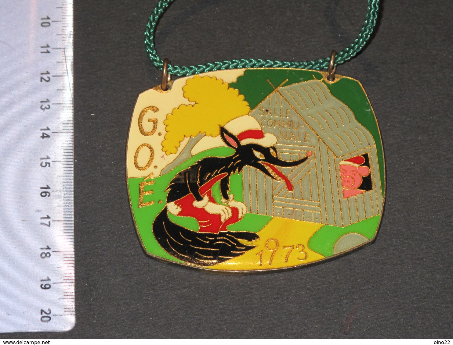 GOE - MAISON COMMUNALE - 1973 - Médaille émaillée Avecconte Loup Et Pêtits Cochons - - Andere & Zonder Classificatie