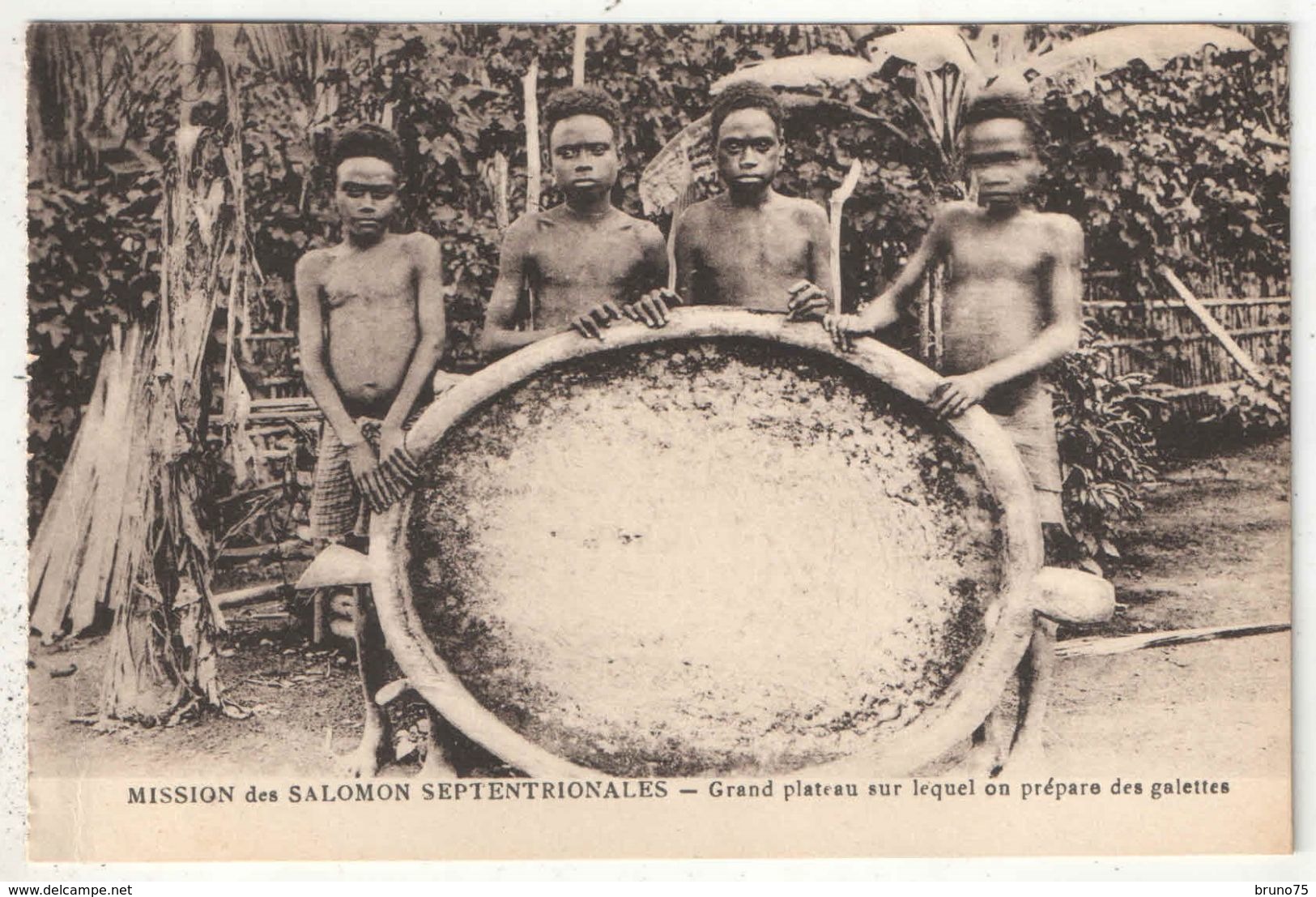 Mission Des SALOMON Septentrionales - Grand Plateau Sur Lequel On Prépare Des Galettes - Salomon