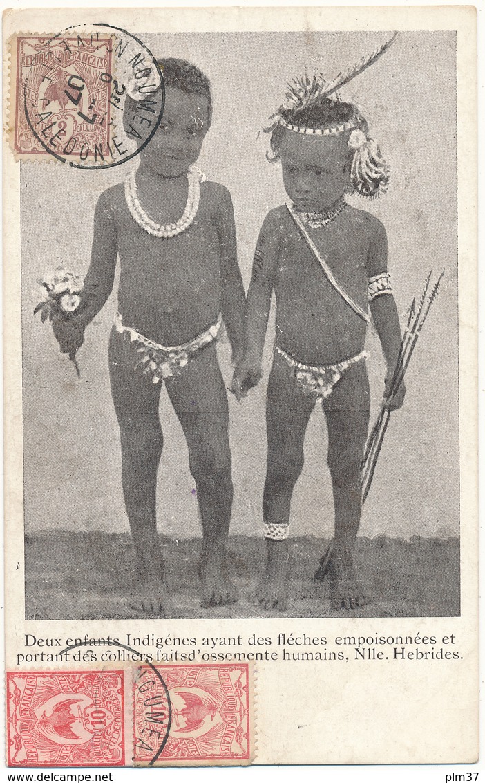 NOUVELLES HEBRIDES - Deux Enfants Indigènes, Flèches Empoisonnées, Colliers Fait D'ossements Humains - 2 Scans - Vanuatu