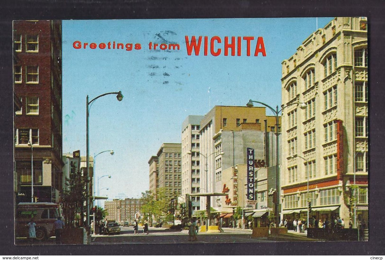 CPSM USA - KANSAS - WICHITA - Greetings From Wichita - TB  PLAN RUE CENTRE VILLE ANIMATION MAGASINS 1961 - Wichita