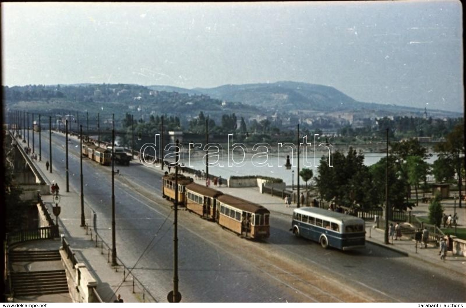 Cca 1950 Budapest, Villamos és Autóbusz Közlekedés A Margit Hídon, + Egy Felvétel A Pesti Oldalon Lev? Villamosmegállóró - Andere & Zonder Classificatie