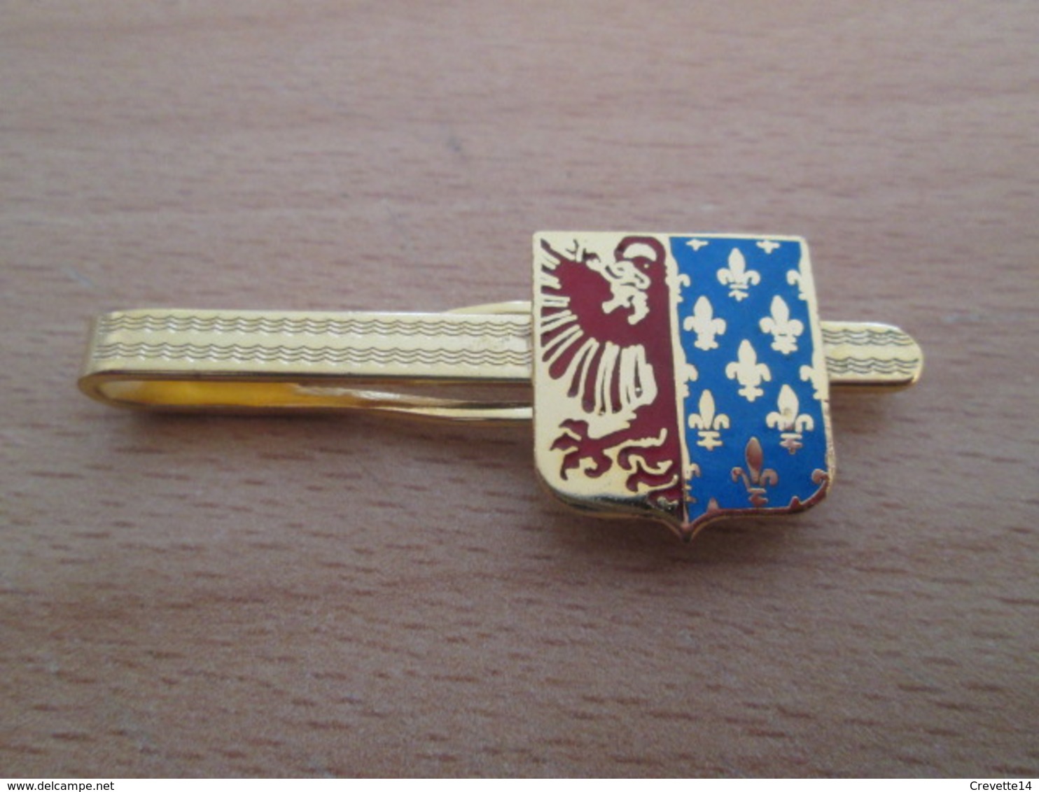 Etat Neuf : PINCE DE CRAVATE METAL JAUNE AVEC UN BLASON FLEUR DE LYS + AIGLE à Identifier - Cuff Links & Studs