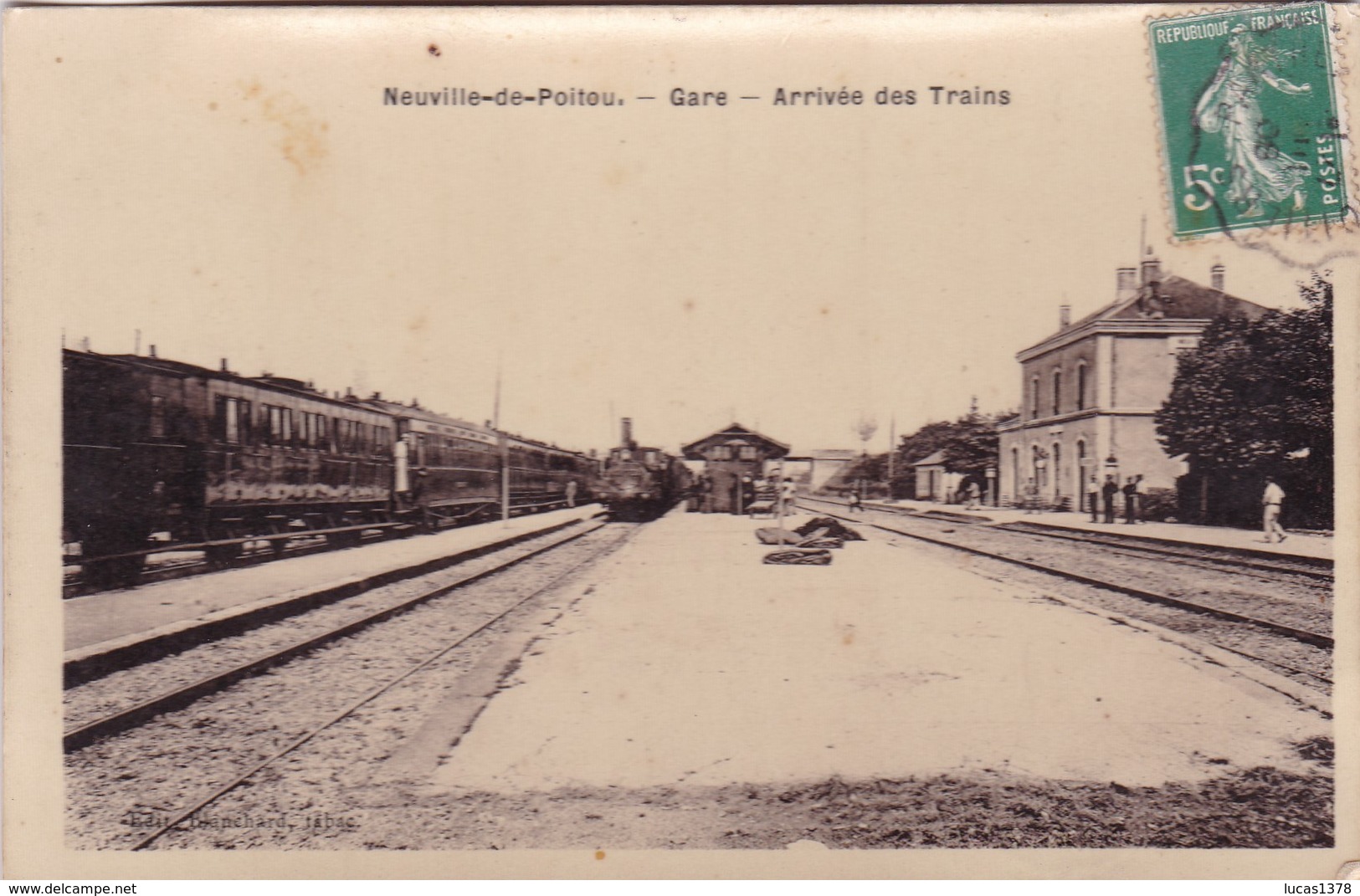 86 / NEUVILLE DE POITOU / GARE / ARRIVEE DES TRAINS / PAPIER GLACE / RARE - Neuville En Poitou