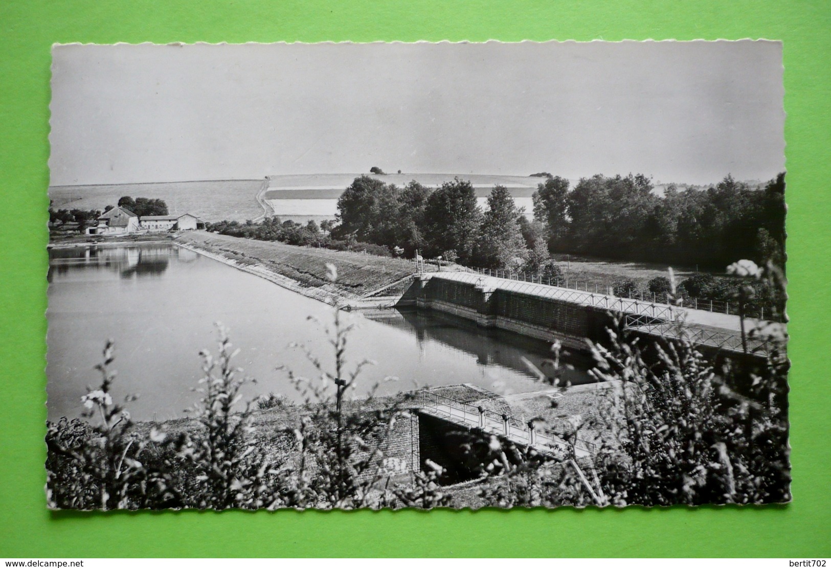 08 -cpsm Petit Format - LE CHESNE - étangs De BAIRON - La Grande Digue - Le Chesne