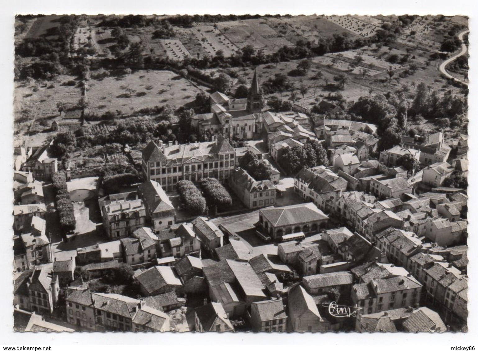 COMBRONDE -- Vue Aérienne Sur La Place De La Gendarmerie,Hôtel De Ville Et église - Combronde