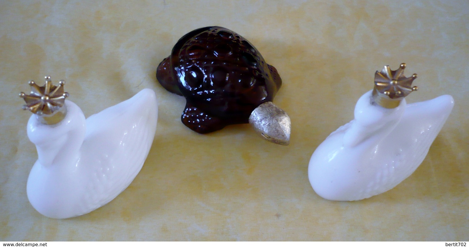 Lot De 3 Flacons AVON - RARE TORTUE- Eau De Cologne Elégance 80° ( Flacon Presque Plein) Et 2 CYGNES - Flacons (vides)