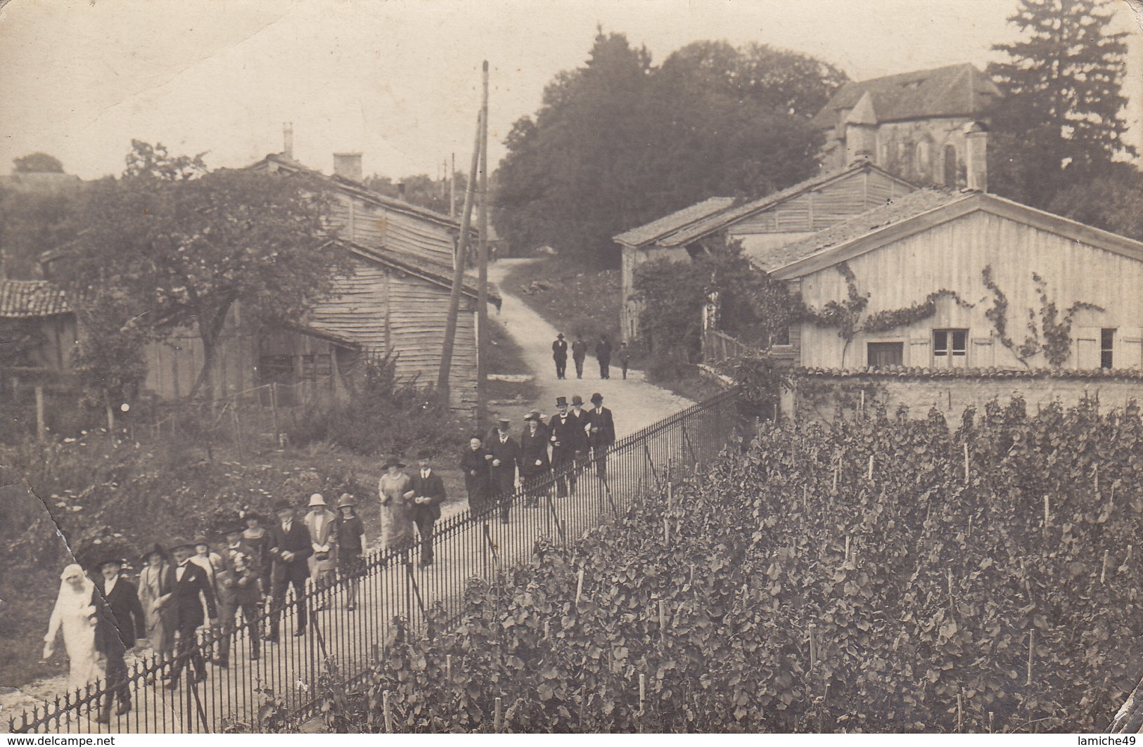 Carte-photo Noce Mariage à Identifier  ( Cortège Vignes église Maison En Bois ) - Huwelijken