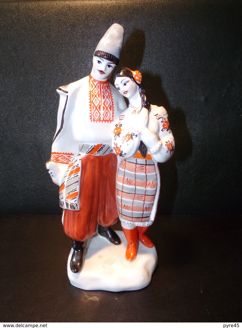 Couple Russe En Costume Folklorique ( 26 X 15 X 10 Cm 1020 Grammes ) - Other & Unclassified