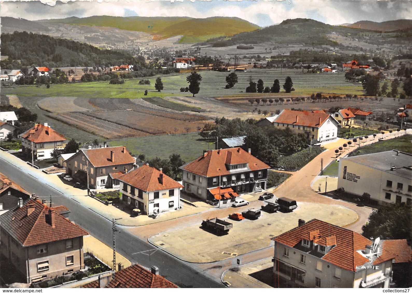 88-ANOULD- VUE DU CIEL LA PLACE MONTLUCON ET L'HÔTEL DE LA POSTE - Anould