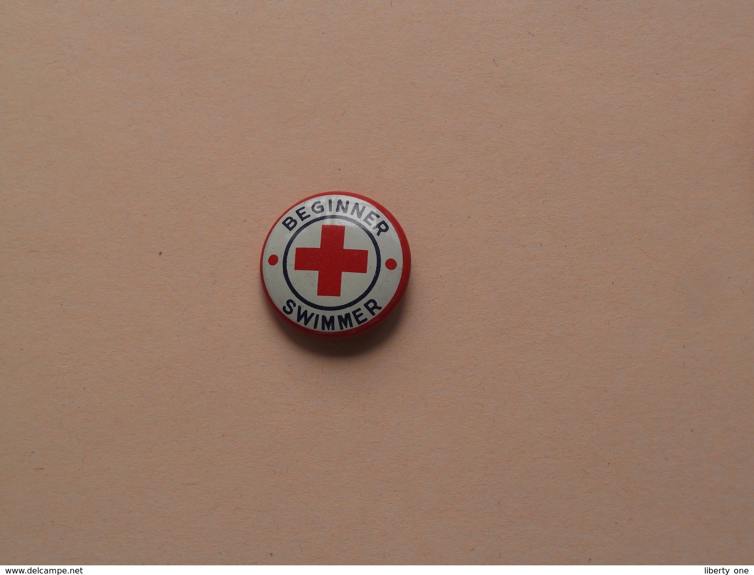 BEGINNER SWIMMER ( Red Cross ) Older Button / Pin / Speld / Epingle ( +/- 2 Cm. ) Zie Foto Voor Detail / Metal Button ! - Natation