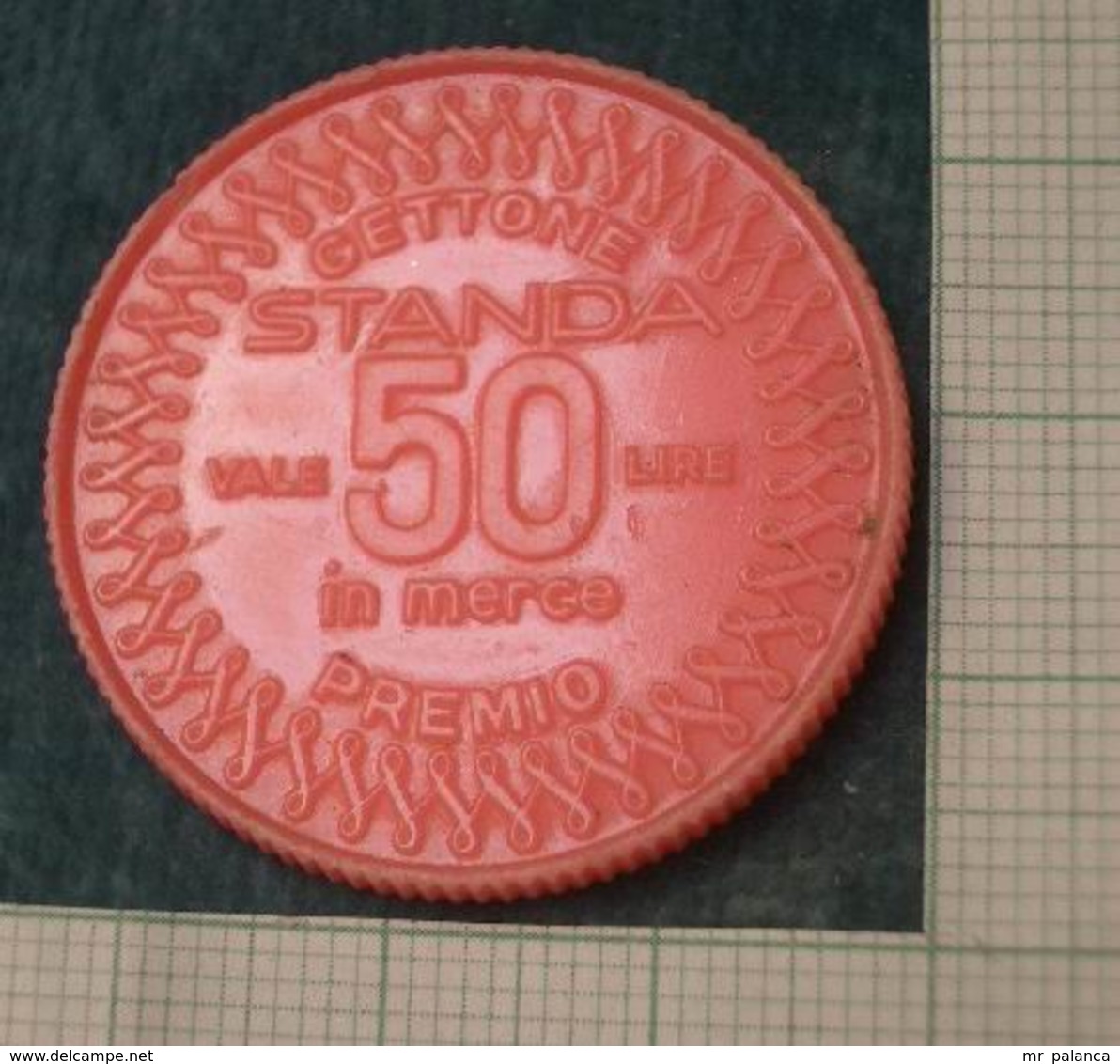 M_p> Getttone STANDA " VALE 50 LIRE IN MERCE " In Plastica Rosa - Stesso Soggetto Da Ambo I Lati - Noodgeld