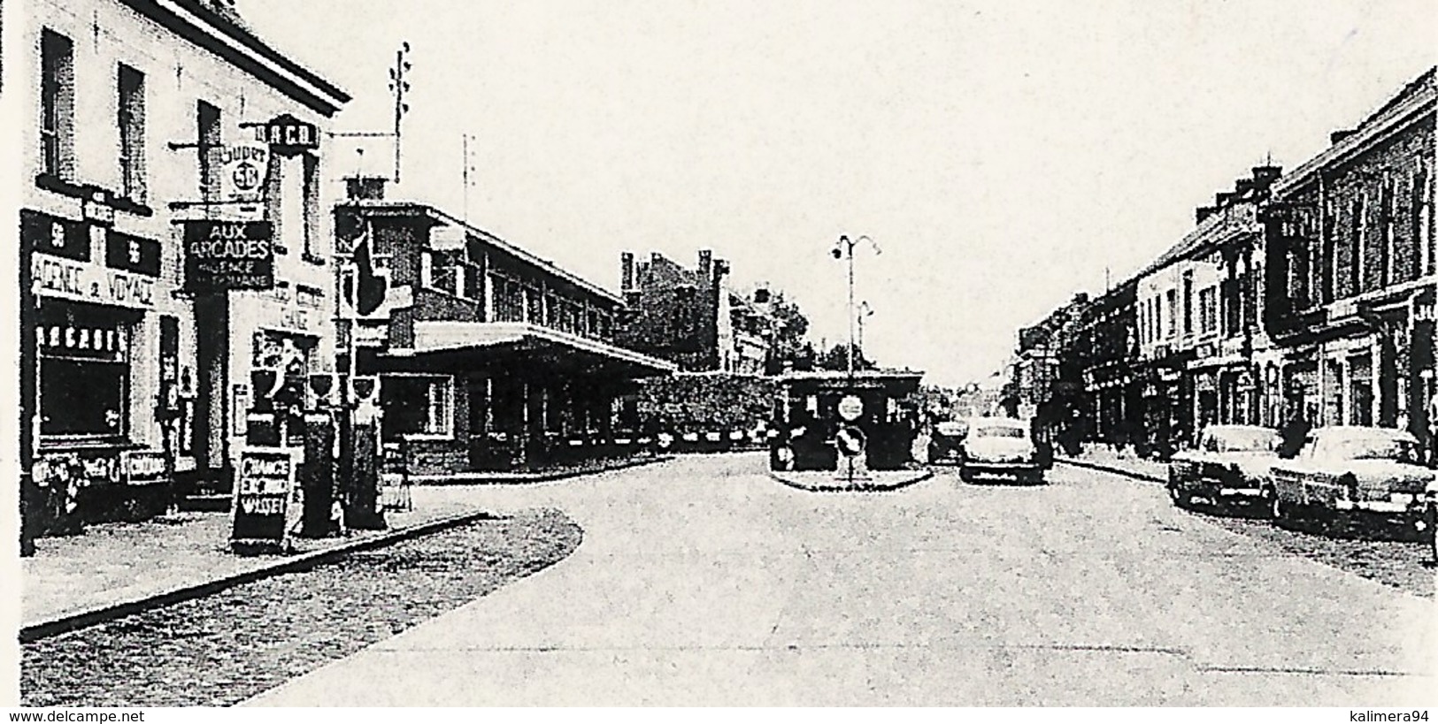 BELGIQUE  /  SOUVENIR  DE  QUIEVRAIN  ( Station-service Au Centre, Avec Pompe à Essence Et Automobiles Années 50 ) - Quievrain