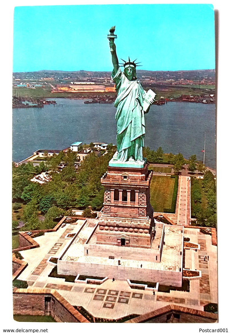 #303   STATUE Of LIBERTY - Liberty Island In New York Harbor,  NY City - US Postcard - Statue Of Liberty