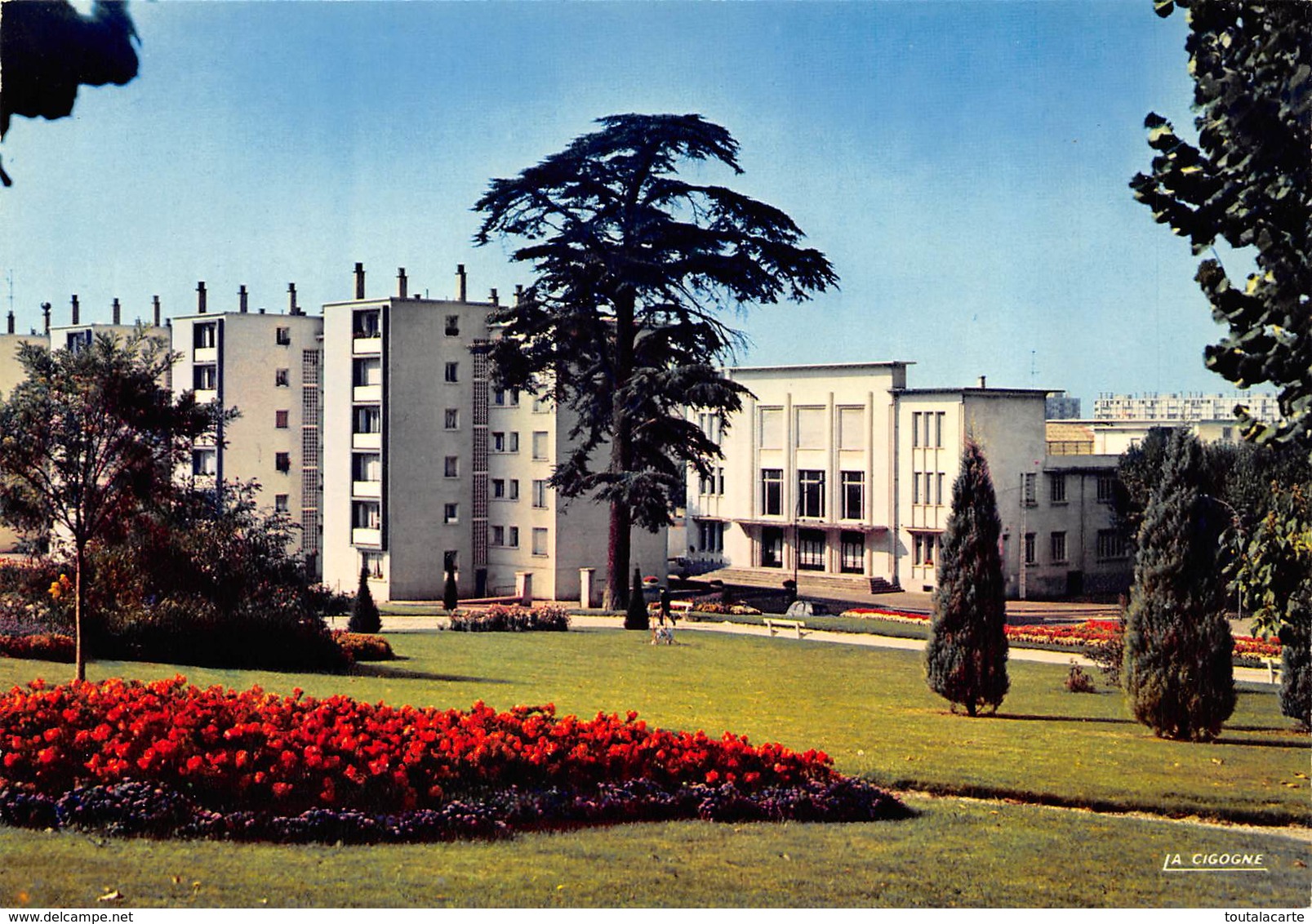 CPSM 69 ST PRIEST PARC DU CHATEAU ET MAISON DU PEUPLE     Grand Format 15 X 10,5 - Saint Priest