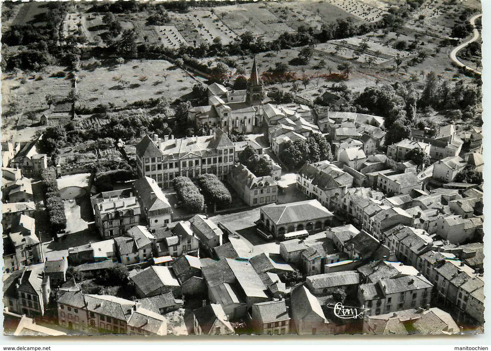 DEP 63 COMBRONDE VUE AERIENNE SUR LA PLACE DE LA GENDARMERIE - Combronde