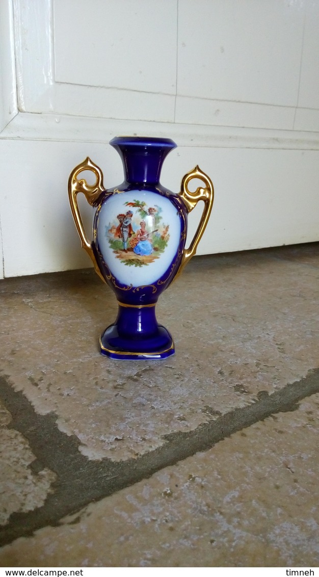 Limoges France - Très Joli Petit Vase Bleu Et Or Avec Sérigraphie Romantique Et Deux Anses Dorées - Ca.1950 - 14cm - Limoges (FRA)