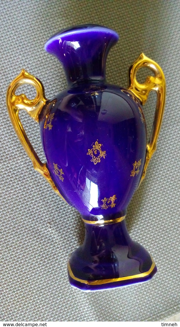 Limoges France - très joli petit vase bleu et or avec sérigraphie romantique et deux anses dorées - ca.1950 - 14cm