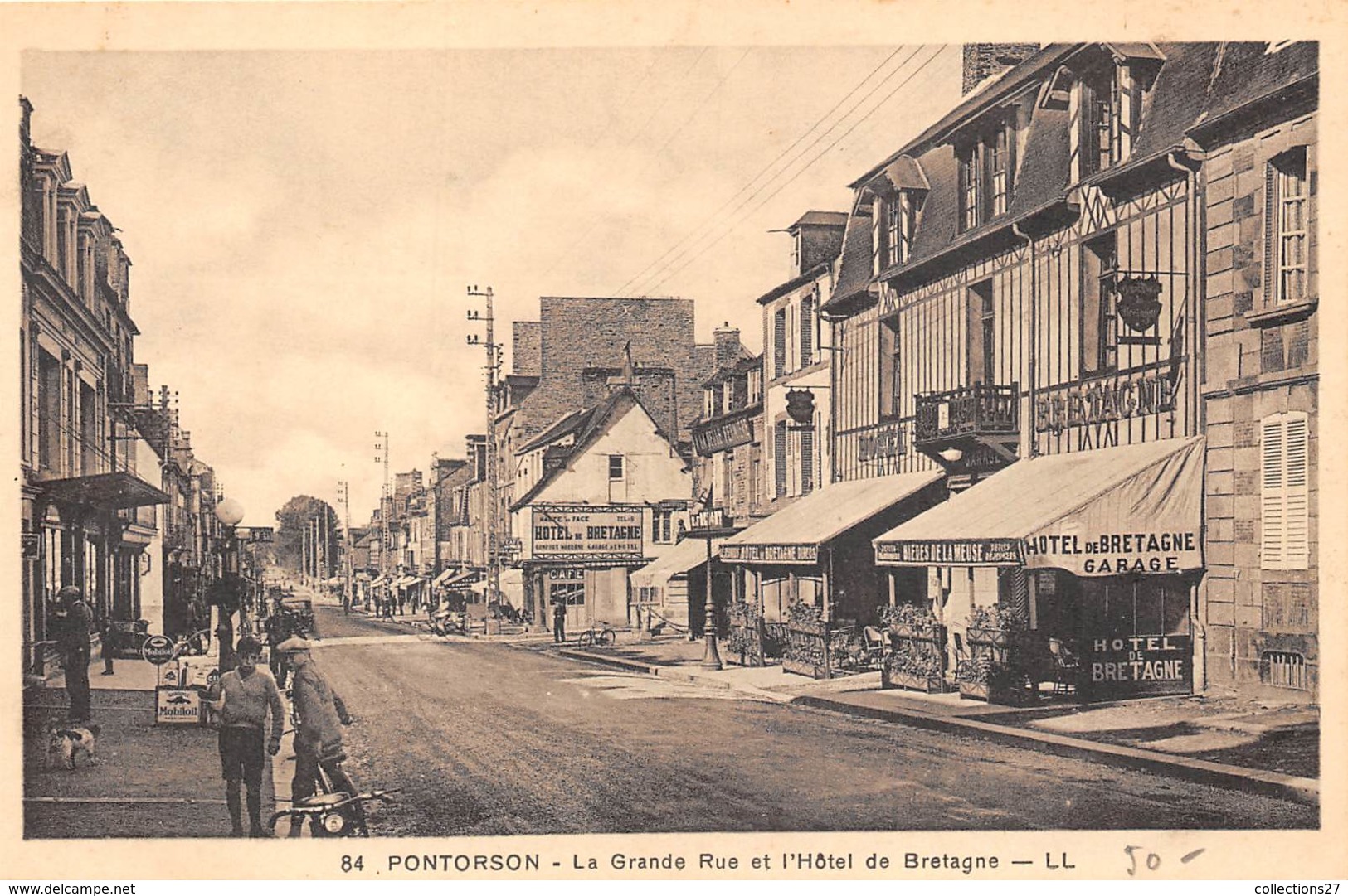 50-PONTORSON- LA GRANDE RUE ET L'HÔTEL DE BRETAGNE  - VOIR POMPES A ESSENCE - Pontorson