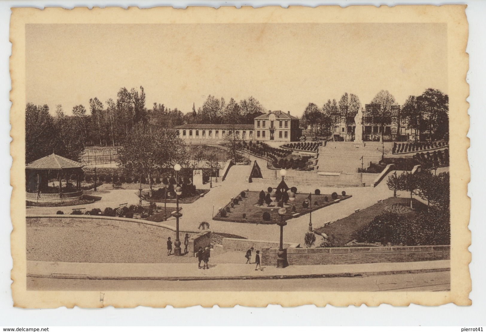 MURET - Le Square Clément Ader , Le Monument Aux Morts, Le Kiosque à Musique, La Mairie, Le Groupe Scolaire - Muret