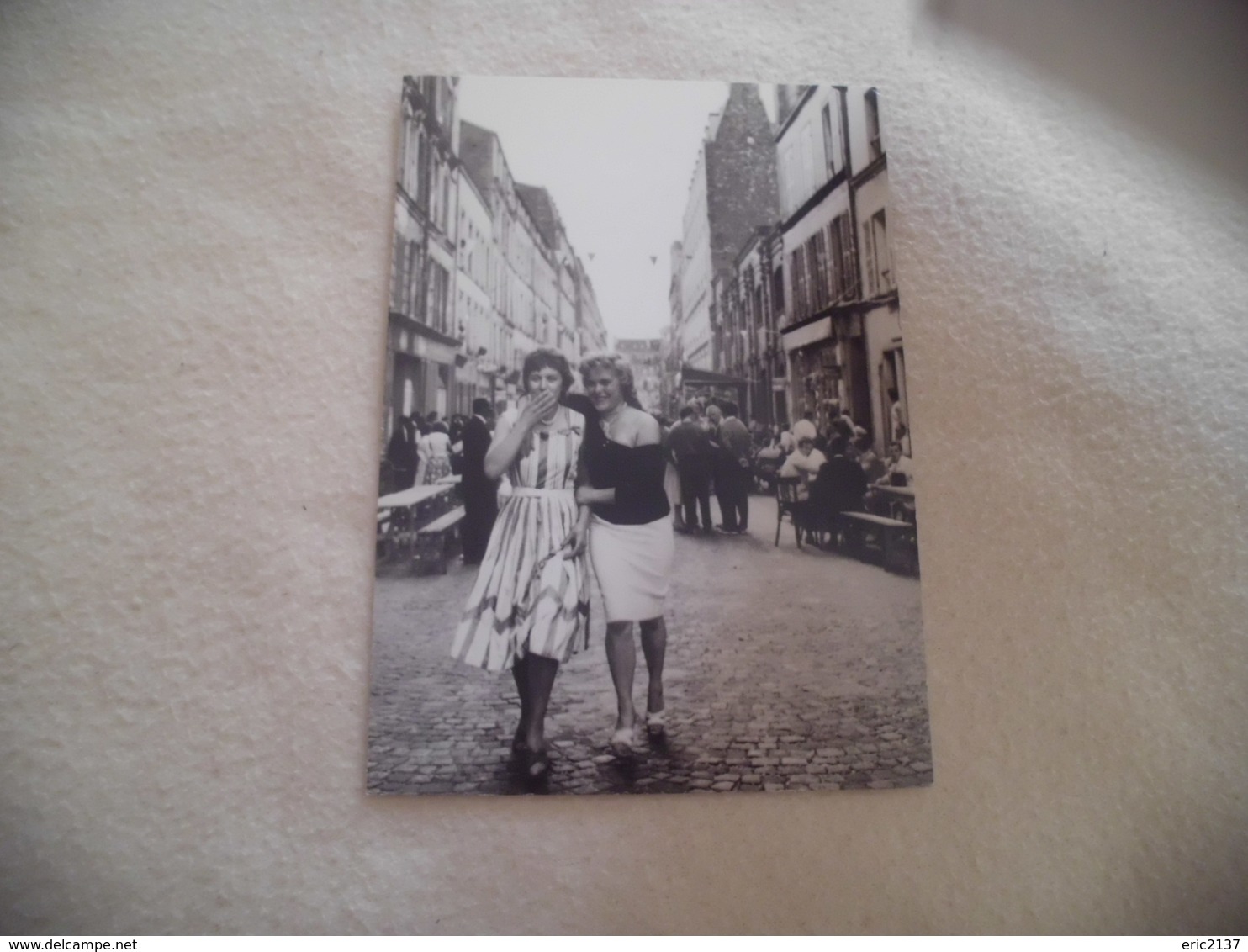 UNE EPAULE ...RUE DE NANTES - Doisneau