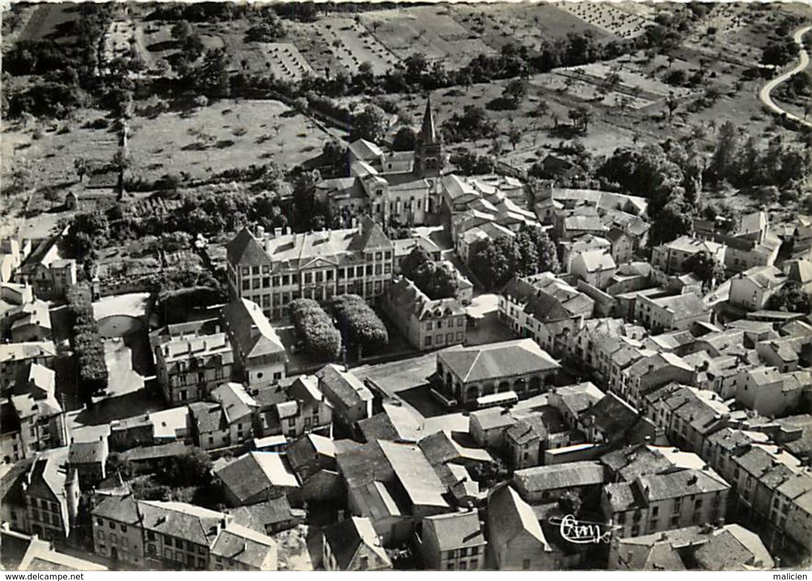 - Puy De Dôme -ref-A264- Combronde - Vue Aerienne Sur Place De La Gendarmerie Et Hotel De Ville - - Combronde