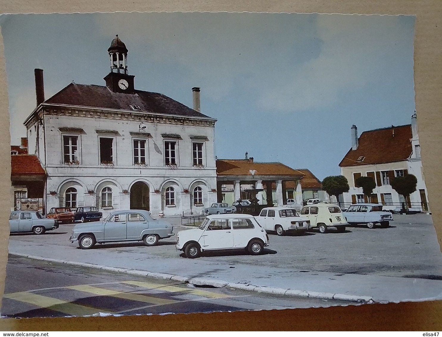 52  NOGENT  EN  BASSIGNY     LA  PLACE  (VOITURES AUSTIN  ARONDE  AMI 6 CITROEN ) - Nogent-en-Bassigny