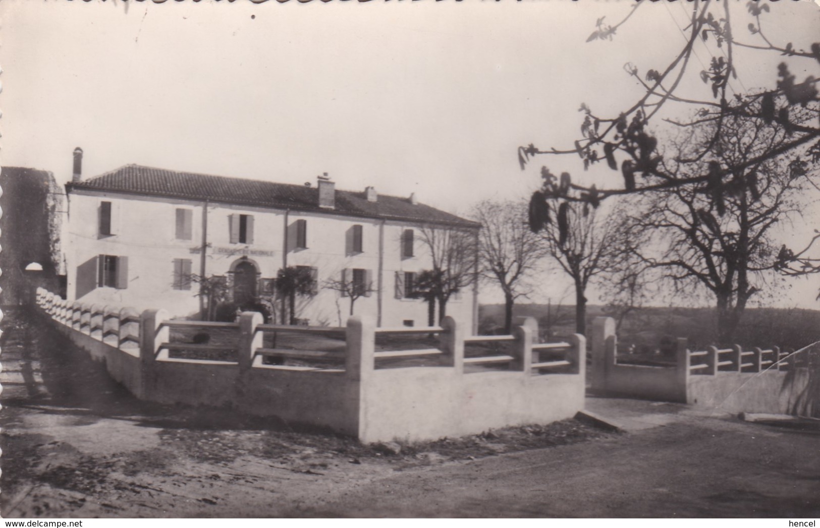 CASTELNAU-RIVIERE-BASSE . La Gendarmerie . Militaria - Castelnau Riviere Basse