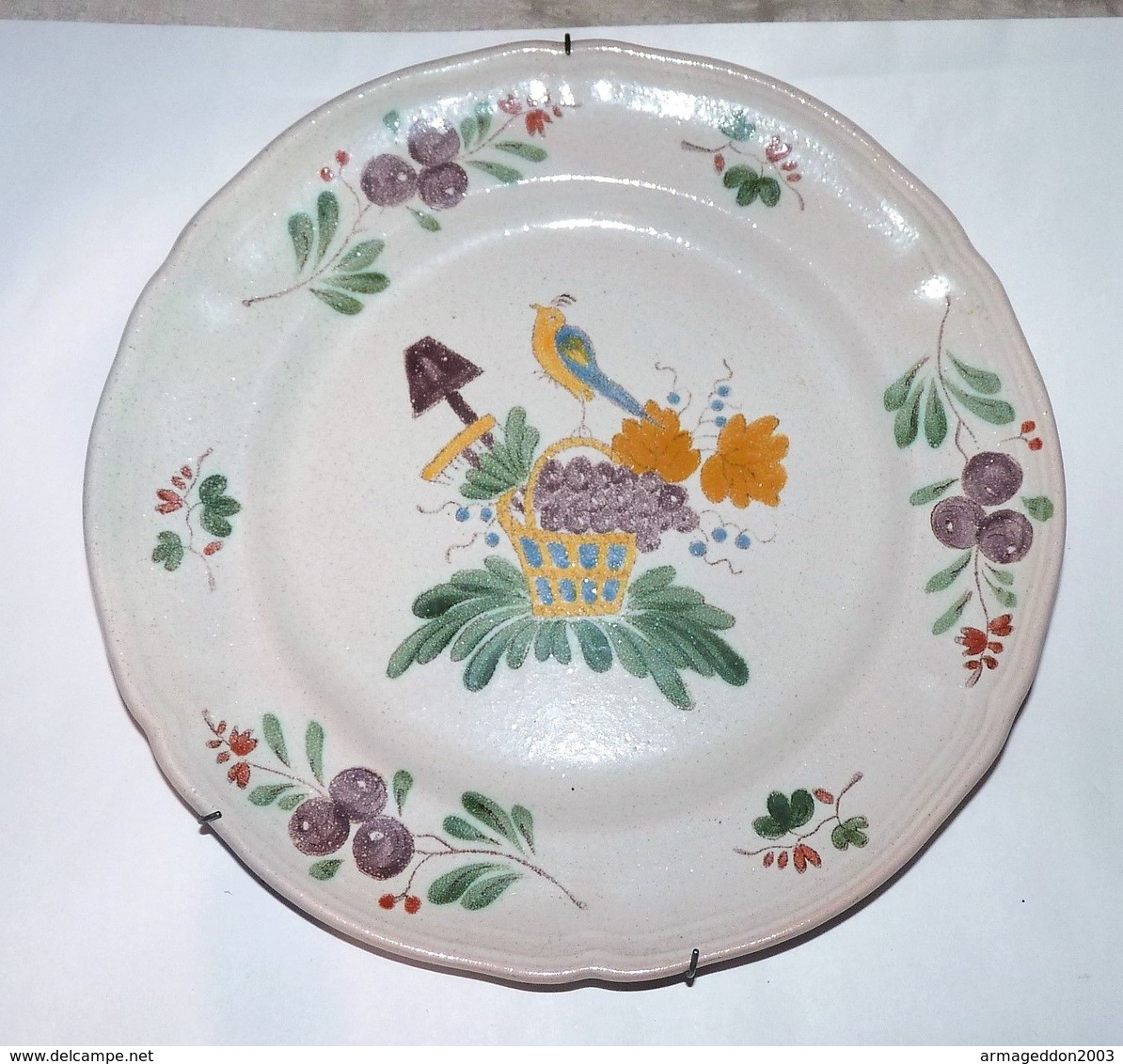 ASSIETTE FAIENCE DE L'EST STRASBOURG ? OISEAU SUR PANIER GARNI SIGNE P.3 B E ATTACHE FOURNIE  DIAMETRE 24.5 Cm Environ - Strasbourg (FRA)