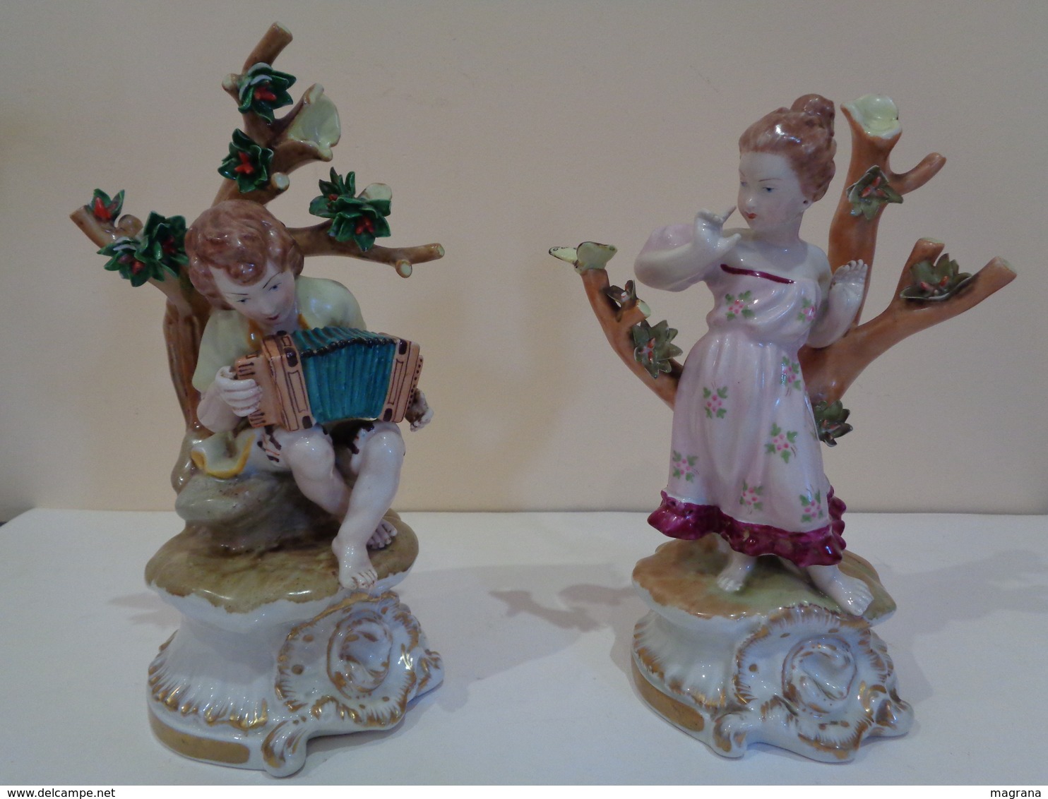 Pareja de niños de porcelana. Marca: Hispania Manises. Decor Manual. Made in Spain. 25 centímetros de altura.