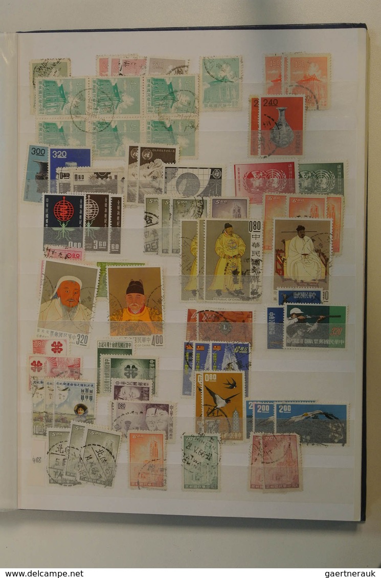 Asien: Five stockbooks with various MNH, mint hinged and used material of Asian countries. Contains