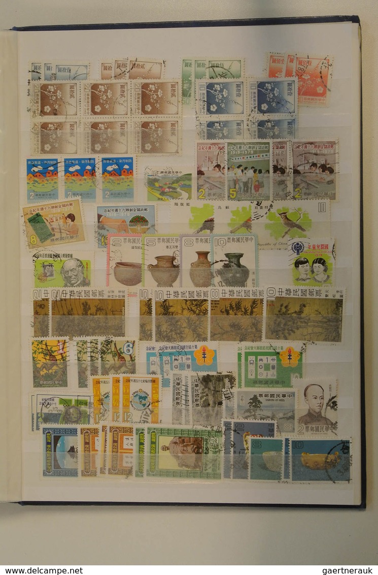 Asien: Five stockbooks with various MNH, mint hinged and used material of Asian countries. Contains