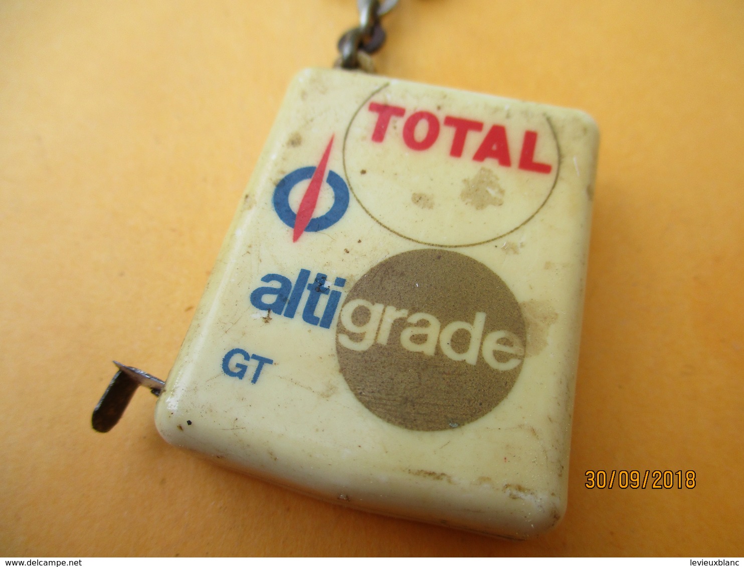 Porte-clé Publicitaire/Lubrifiant/TOTAL Altigrade GT/ Avec Ruban  Centimétre/  Plastique/Vers 1960-1970  POC380 - Key-rings