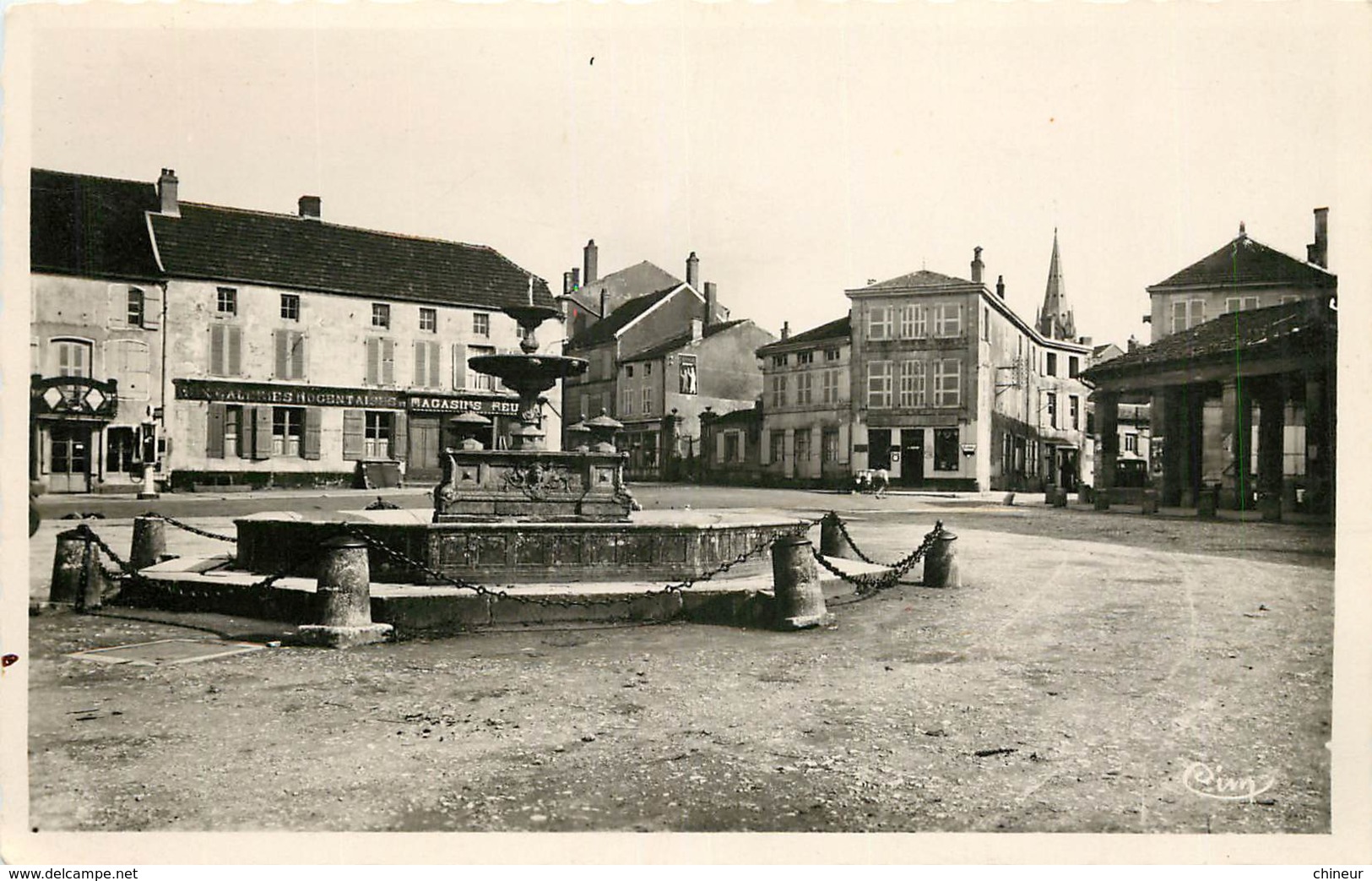 NOGENT EN BASSIGNY PLACE DE L'HOTEL DE VILLE LA FONTAINE - Nogent-en-Bassigny