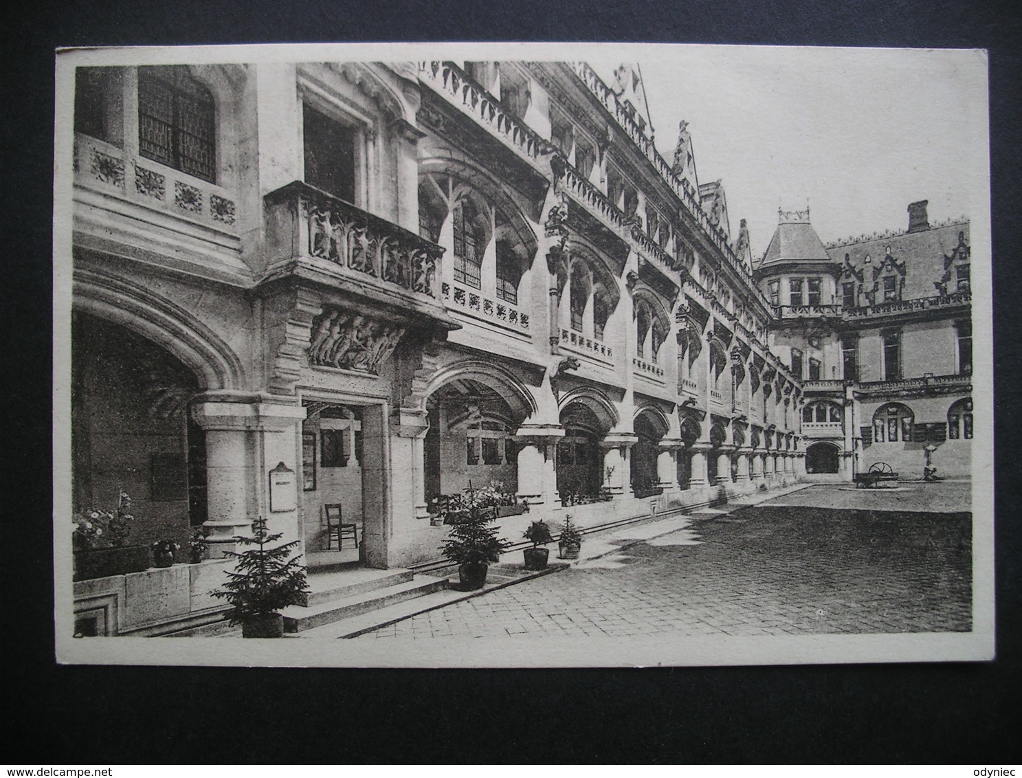 Chateau De Pierrefonds Cour D'Honneur-Une Galerie - Picardie