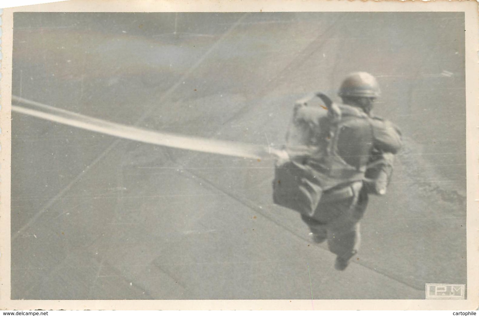 MILITARIA PARACHUTISME - Lot De 2 Photos D'un Saut En Parachute Aux Alentours De PAU Années 1940 - Parachutting