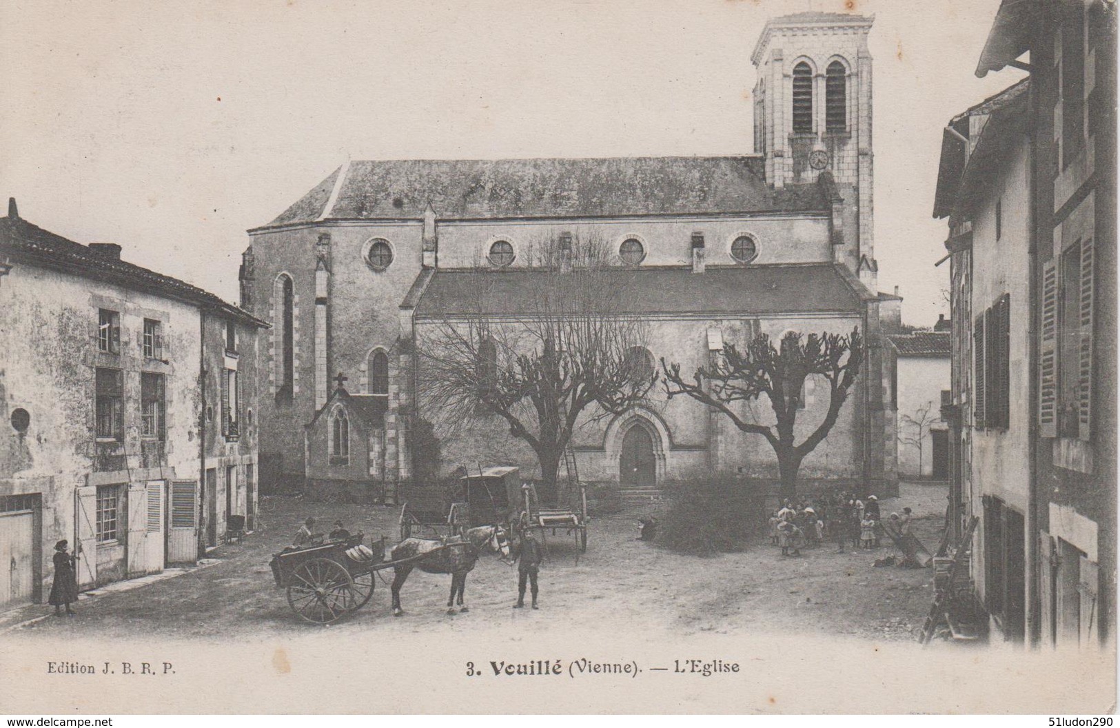 CPA Vouillé - L'église (avec Attelage) - Vouille