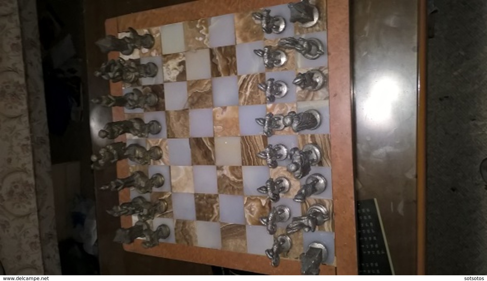 Chess: Pieces And Board Bronze - Pieces Depicting Ancient Greek Designs WITH METALLIC BOARD - Casse-têtes