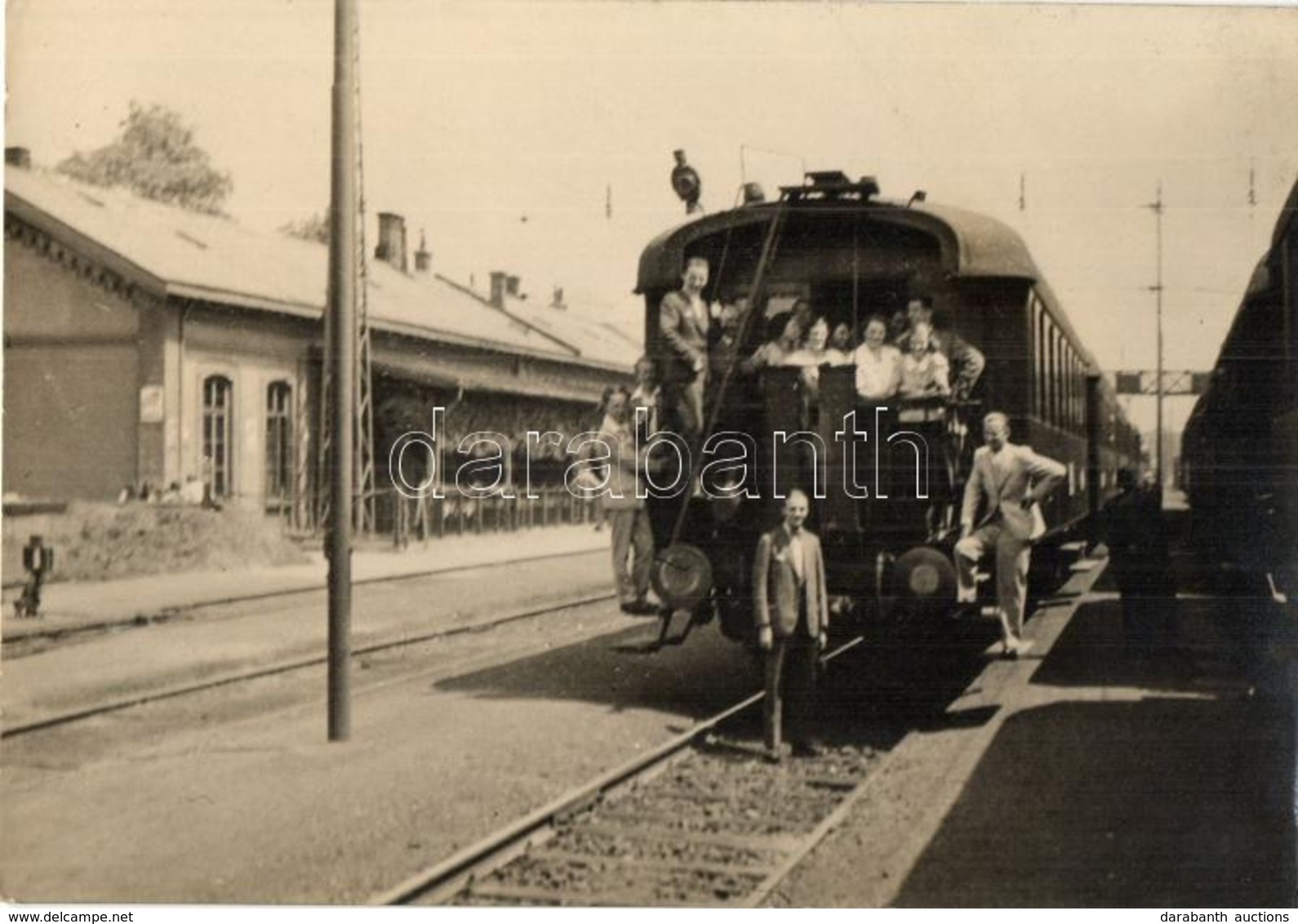 * T2 1934 Komárom, Komárnó; Vasútállomás, Csoportkép A Vonat Hátulján / Railway Station, Group Photo - Ohne Zuordnung