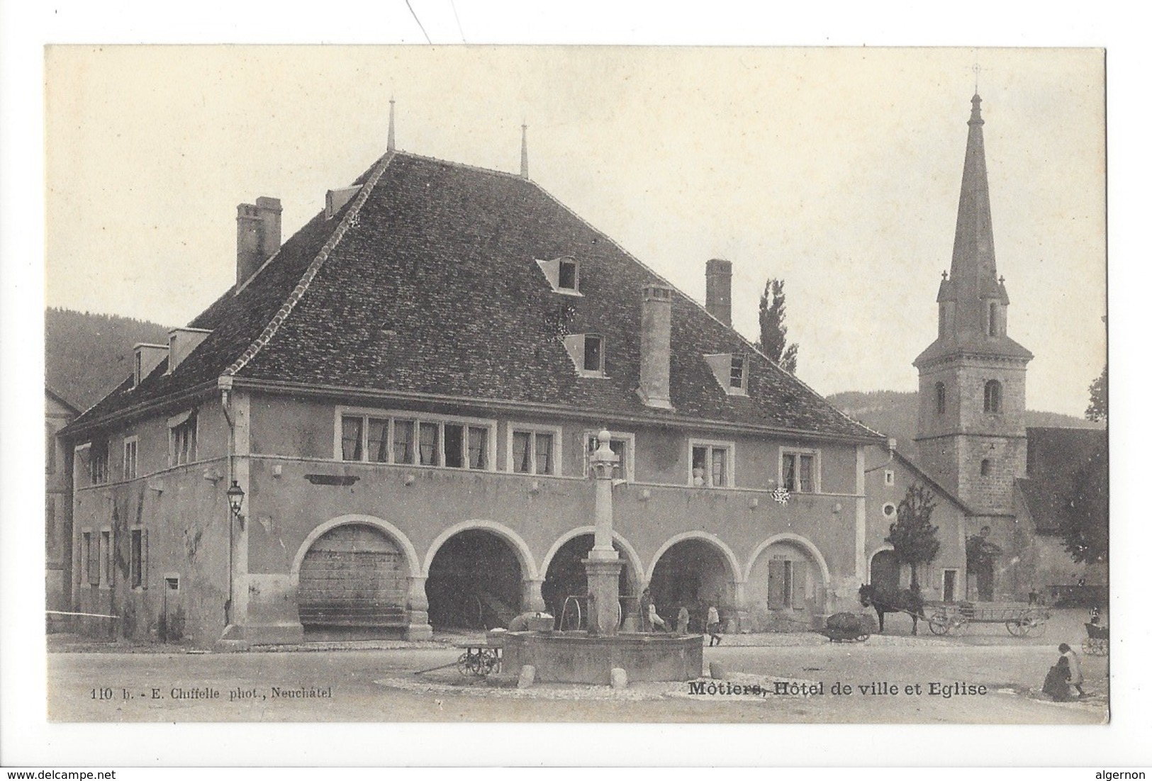 20862 - Môtiers Hôtel De Ville Et Eglise Fontaine Et Attelage - Môtiers 