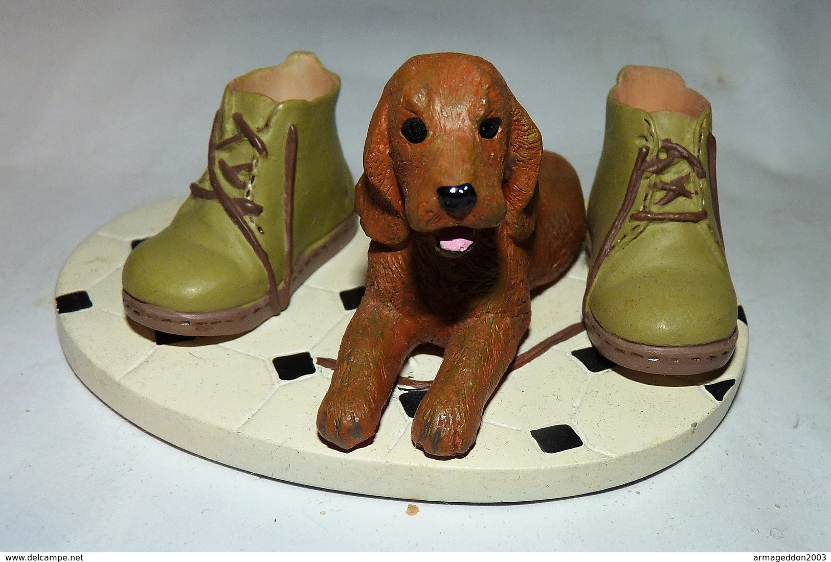 ADORABLE STATUETTE FIGURINE JOLI CHIEN RESINE BEBE COCKER ENTRE DES CHAUSSURES   Tbe - Dogs