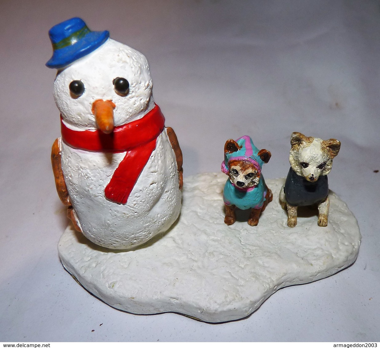 ADORABLE STATUETTE FIGURINE JOLI CHIEN RESINE 2 CHIHUAHUAS AVEC BONHOMME DE NEIGe   Tbe - Dogs