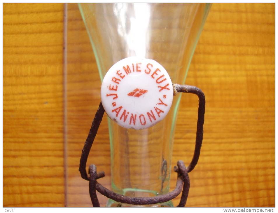 bouteille complète en verre avec son bouchon porcelaine et son joint  Limonade Jérémie Seux à Annonay Ardèche.