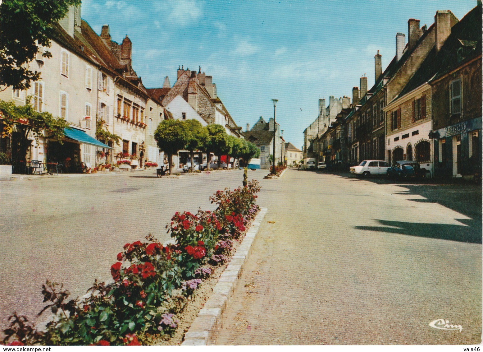 PESMES   70  HAUTE SAONE   CPM  LA GRANDE RUE - Pesmes