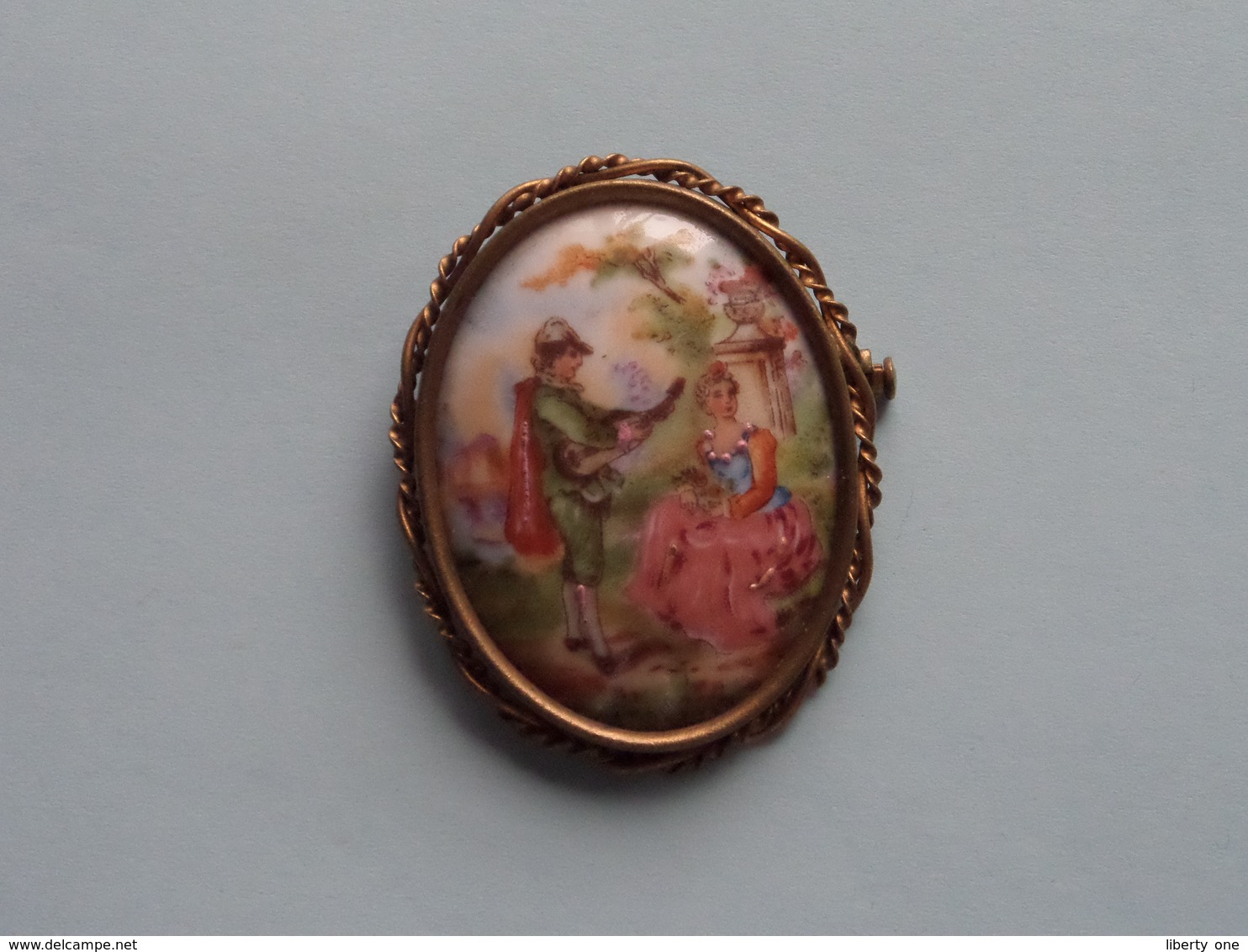 BROCHE ( Medaillon ) BROOCH : Porcelaine LIMOGES France ( Voir Photo Svp / A Identifié ) +/- 4 X 5 Cm.! - Limoges (FRA)